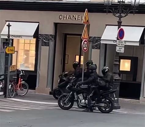 robo en chanel paris|Robo millonario en tienda Chanel de París; ladrones escapan en .